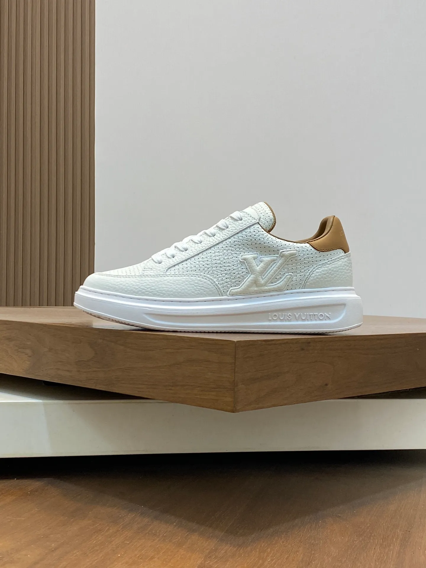 Factory Price: 400💰LV🔍Top Purchasing Agency🇮🇹 Lu Street Boy’s popular sports shoes counter synchronized, uppers imported from Italy cowhide fabric, high-quality complex splicing crafts, imported water-dyed cowhide lining cowhide feet Sole: Original sole provided by the original factory, T men's men's shoes 💰U exclusive movable molded sole, super comfortable, original factory follow-up goods, 🔍🔍high quality, can be entered and exited the counter at will, welcome to compare, code number 39-44 (order 38 45)
